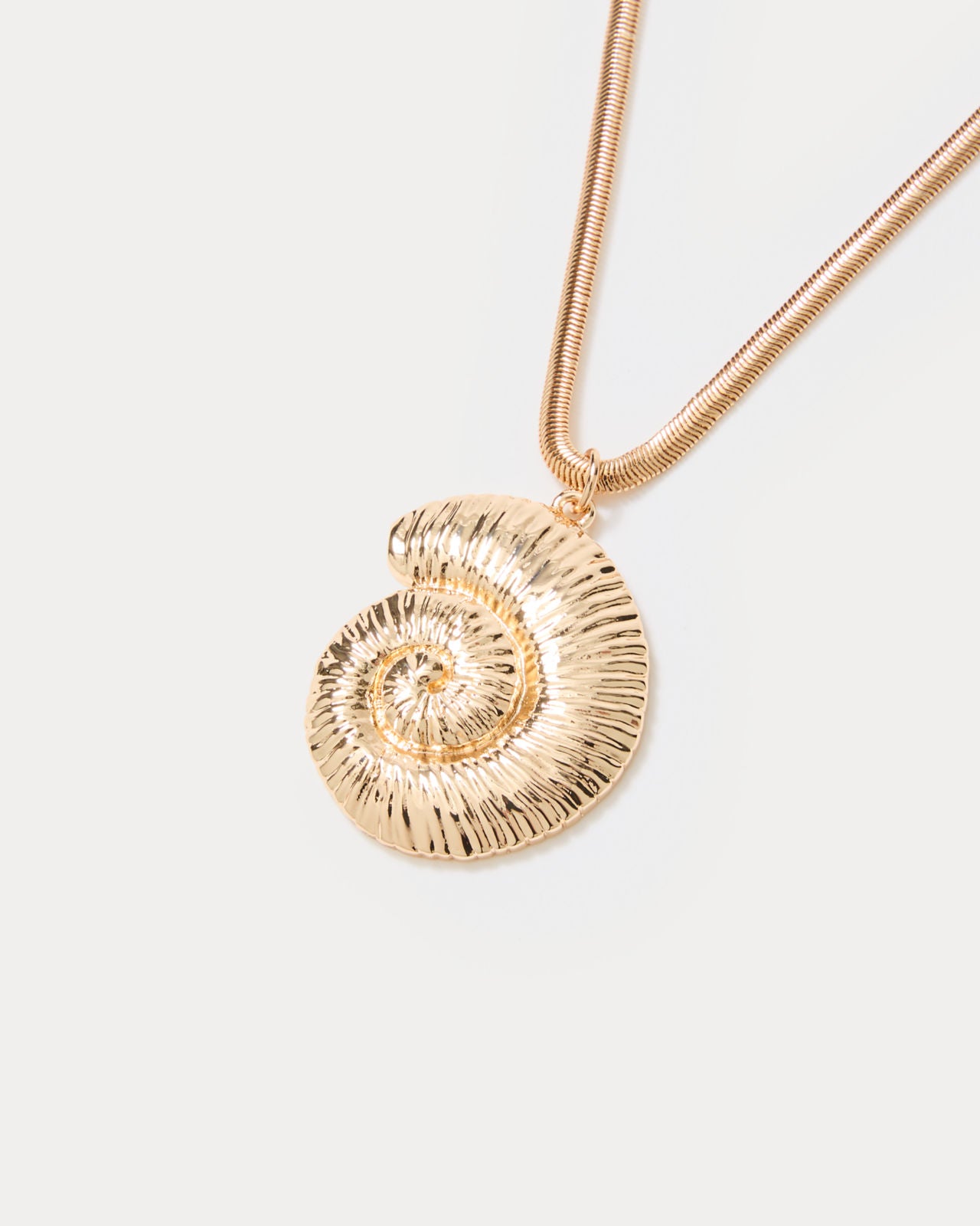 Barefoot Beachcomber Pendant Necklace In Gold Metallic