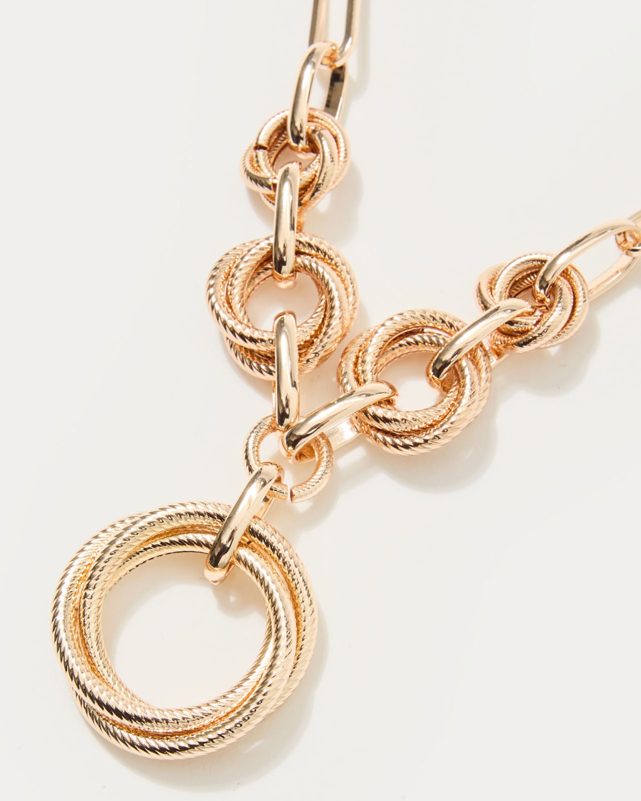Chevs Kiss Necklace In Gold Metallic