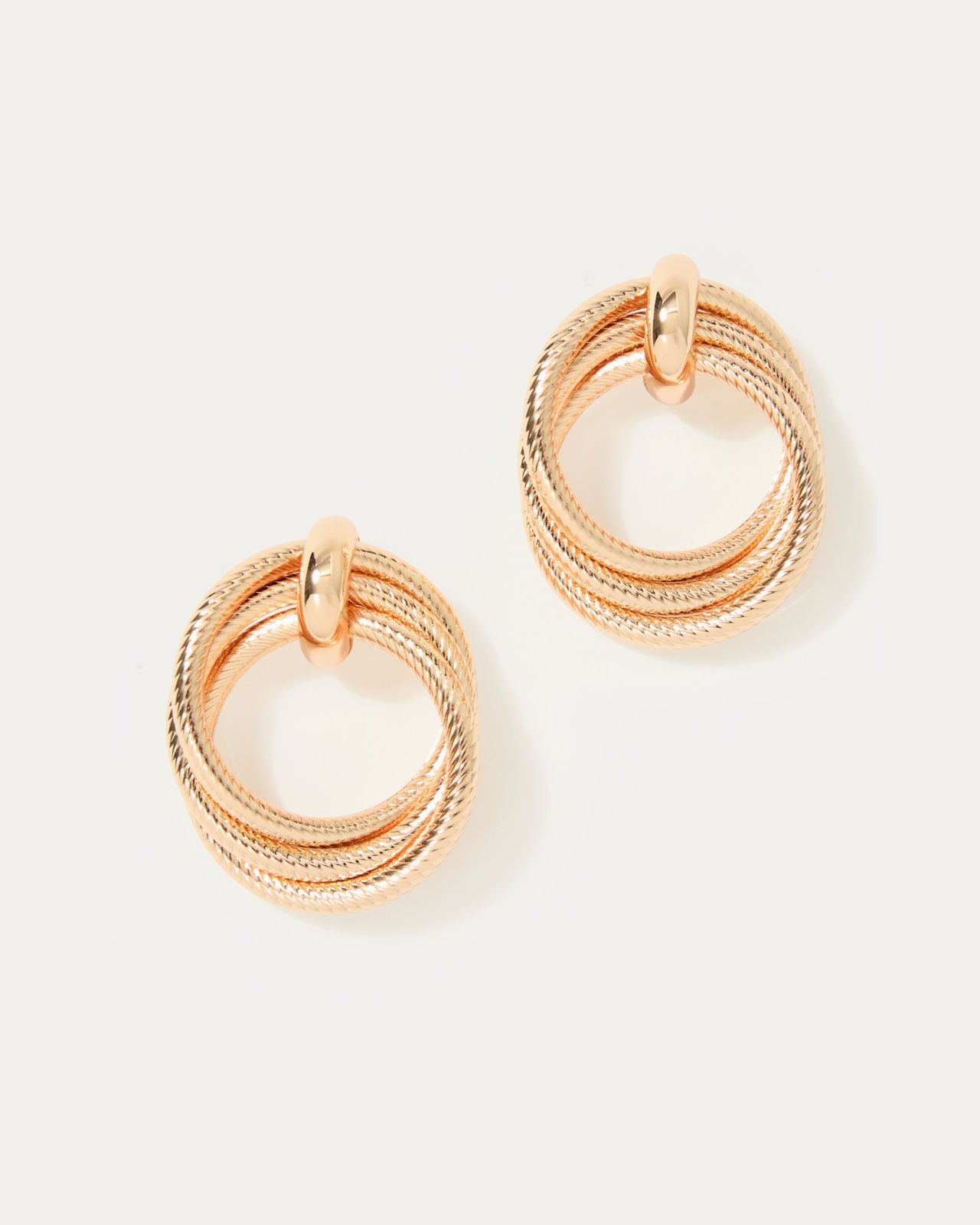 Chevs Kiss Doorknocker Earrings In Gold Metallic