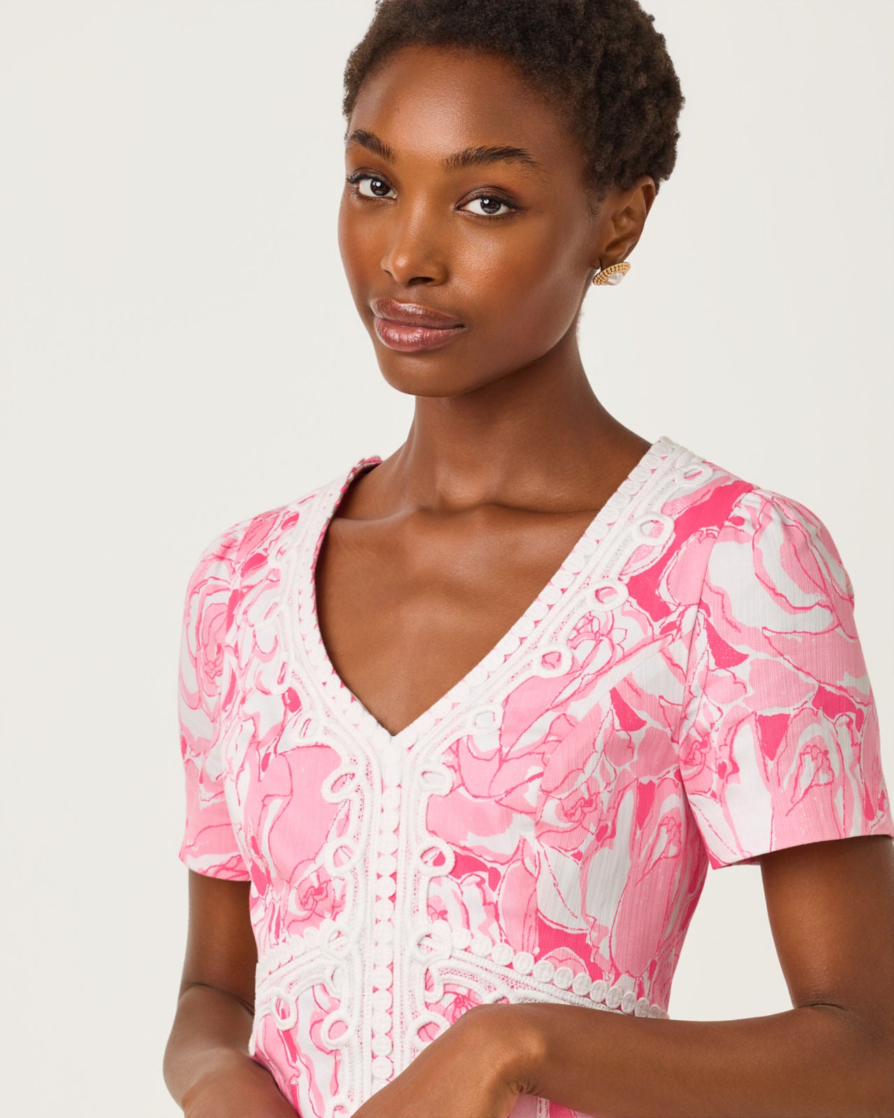 Evita Short Sleeve Stretch Shift Dress In Confetti Pink Rosanna