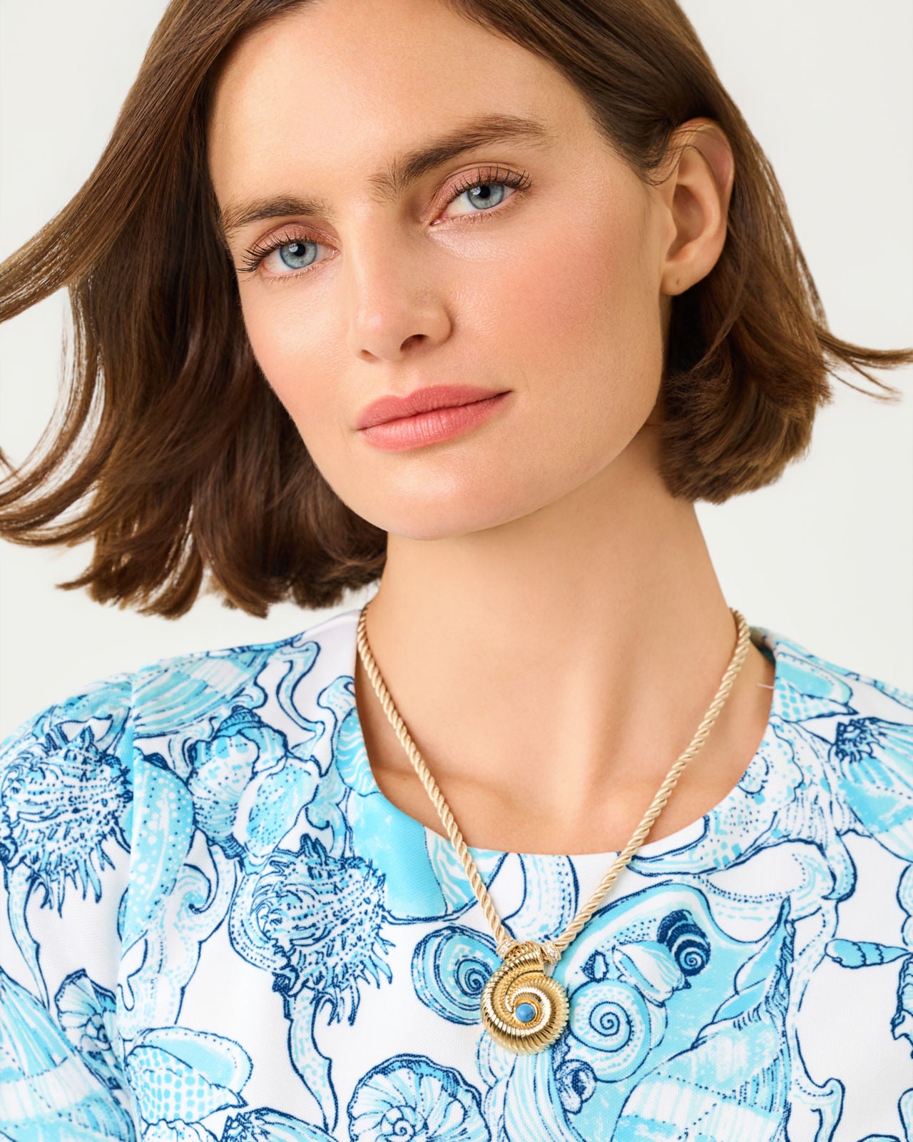 Shell Shine Necklace In Gold Metallic